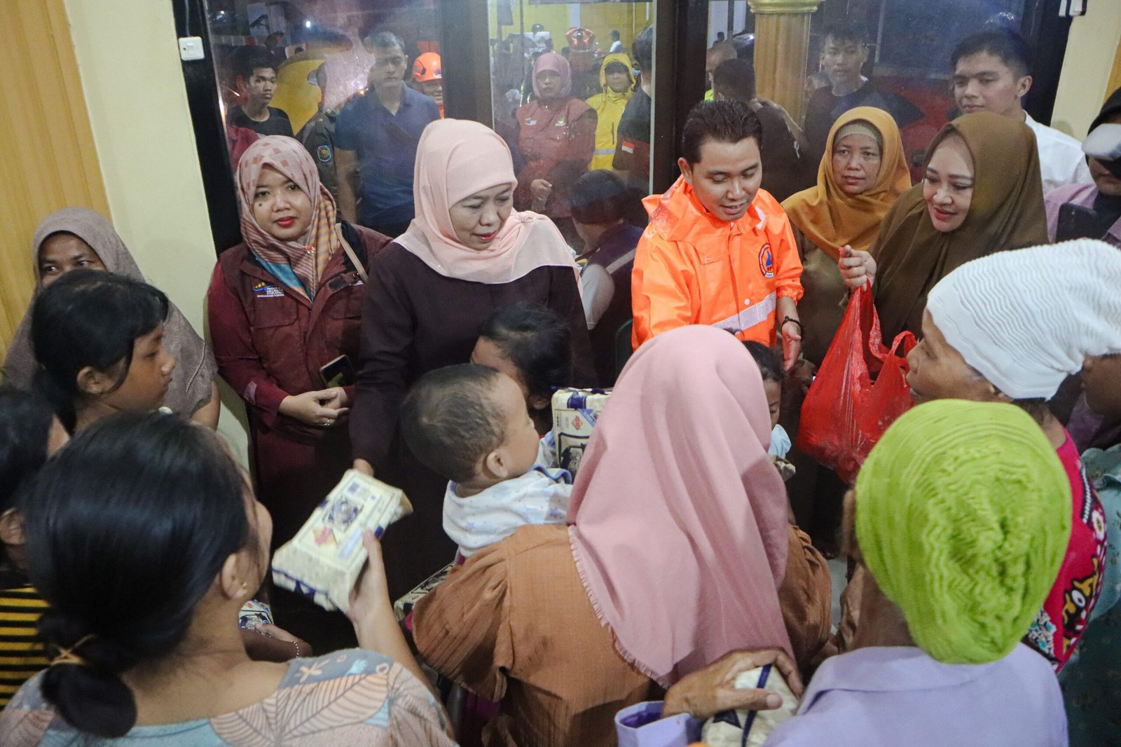 Tinjau Lokasi Banjir Desa Tempuran, Gus Barra dan Khofifah Salurkan Bantuan untuk Warga