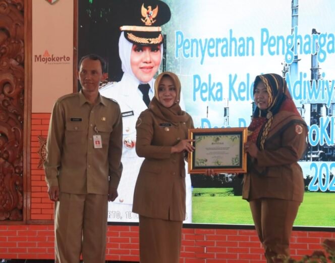 
					Peduli Lingkungan Hidup, Puluhan Perusahaan hingga Desa di Kabupaten Mojokerto Terima Penghargaan