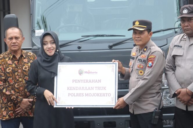 
					Pemkab Mojokerto Serahkan Dua Armada Truk Pasukan untuk Polres dan Polresta