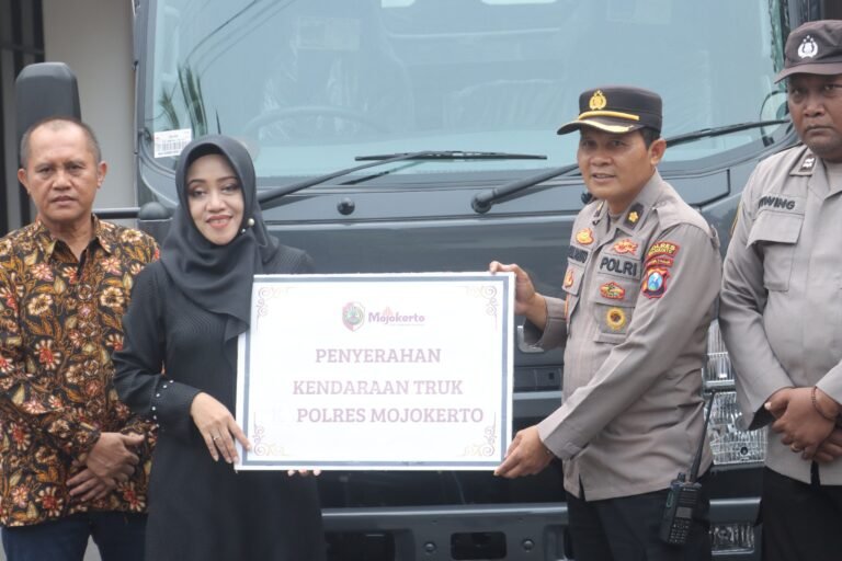 Pemkab Mojokerto Serahkan Dua Armada Truk Pasukan untuk Polres dan Polresta