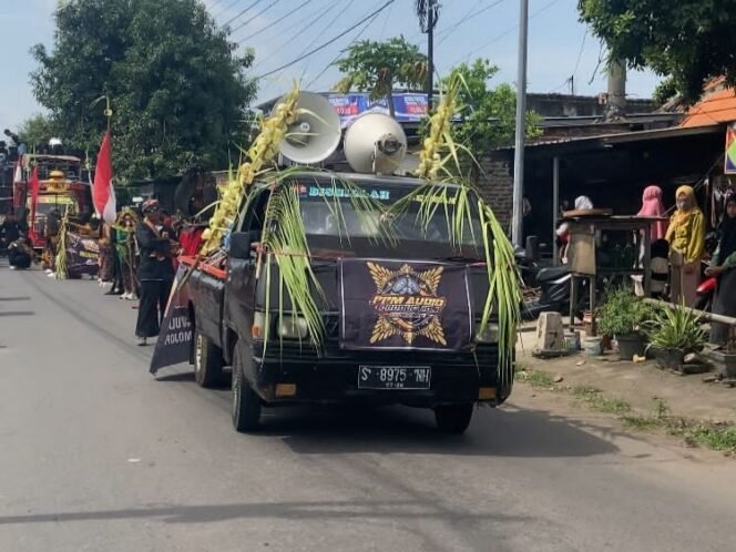 
					Saat Ruwah Dusun, Jalanan Trowulan Digoyang dan Dibikin Horeg