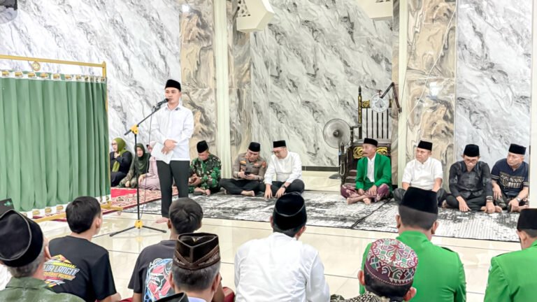 Bupati Mojokerto Serahkan Hibah Rp 100 Juta Untuk Pembangunan Masjid Ainul Yaqin Dalam Safari Ramadan