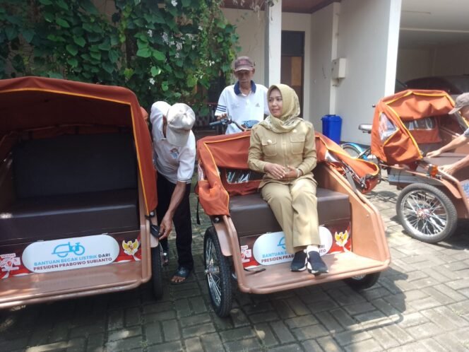 
					20 Becak Listrik Disalurkan di Kota Mojokerto, Ning Ita Usulkan Penyesuaian Batas Usia Penerima