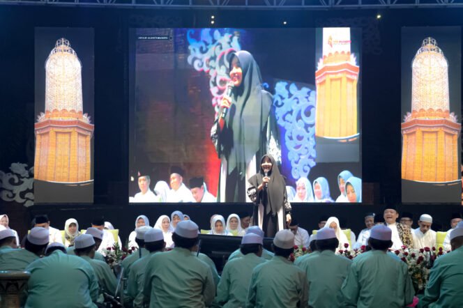 
					Peringatan Nuzulul Quran di Alun-alun Wiraraja, Ribuan Jamaah Khidmat Ikuti Tausiah Ustadzah Mumpuni