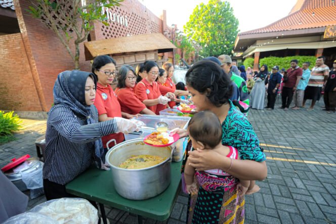 
					Ning Ita dan Komunitas SSB Bagikan 300 Porsi Sarapan Gratis untuk Warga Mojokerto
