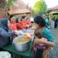 Ning Ita dan Komunitas SSB Bagikan 300 Porsi Sarapan Gratis untuk Warga Mojokerto