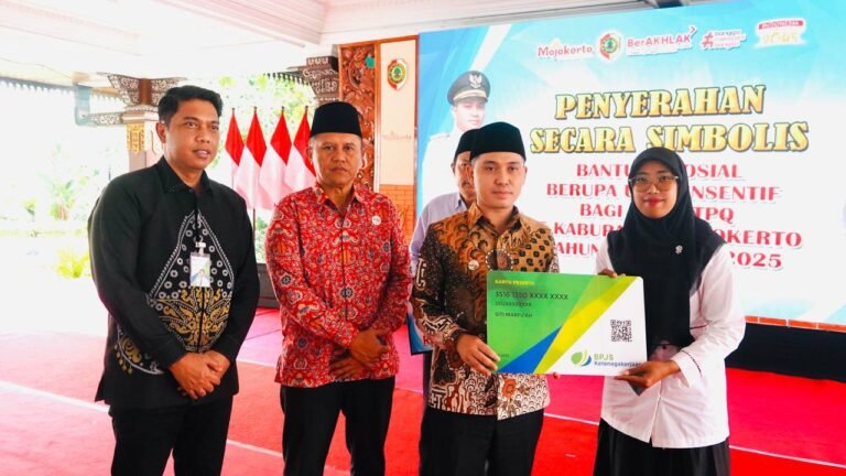 Pemkab Mojokerto Salurkan Insentif Rp7,5 Miliar untuk 6.000 Guru TPQ, Gus Bupati: Ini Bentuk Penghormatan atas Peran Mulia Mereka