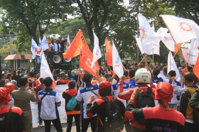 
					Peringati May Day, Bupati Mojokerto Gus Barra Lepas Ratusan Buruh Menuju Surabaya