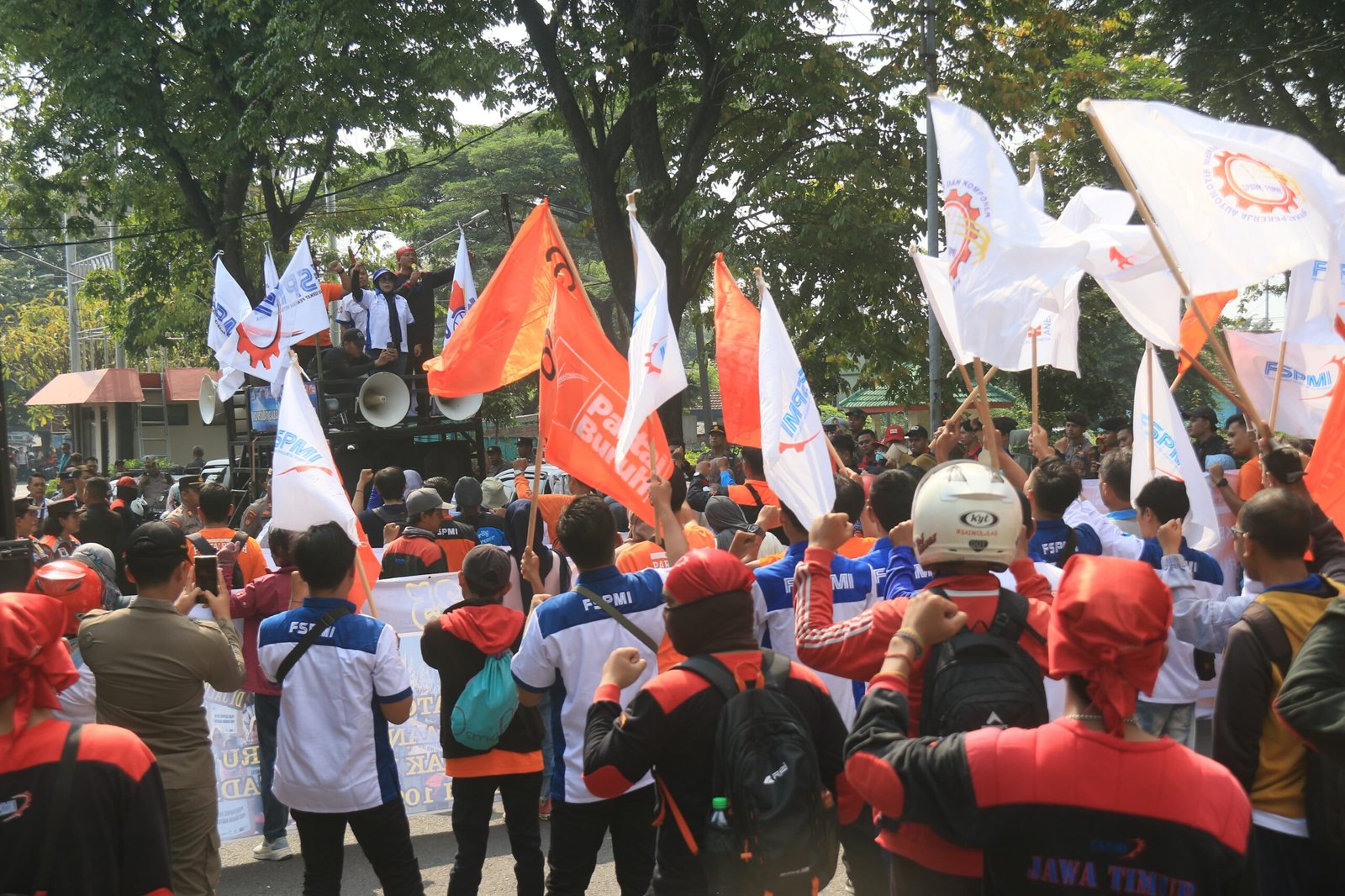 Peringati May Day, Bupati Mojokerto Gus Barra Lepas Ratusan Buruh Menuju Surabaya