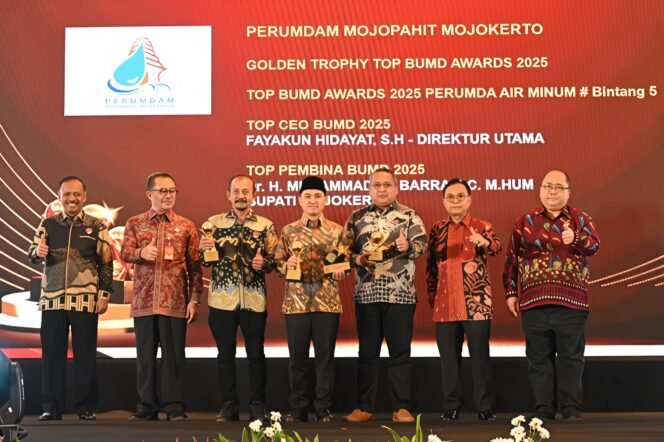 
					Perumdam Mojopahit Raih Penghargaan TOP BUMD Bintang 5 dan Golden Trophy 2025