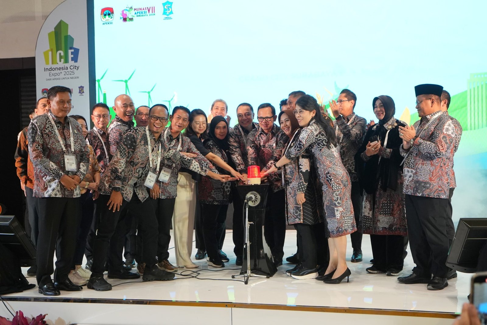 ICE APEKSI 2025, Wali Kota Mojokerto Promosikan Produk Unggulan dan Bagikan Sepatu untuk Para Wali Kota