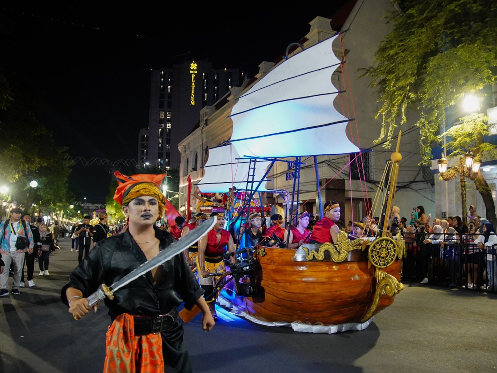 Kota Mojokerto Angkat Kejayaan Maritim Majapahit Lewat Sendratasik Mpu Nala di Night Culture Parade APEKSI 2025