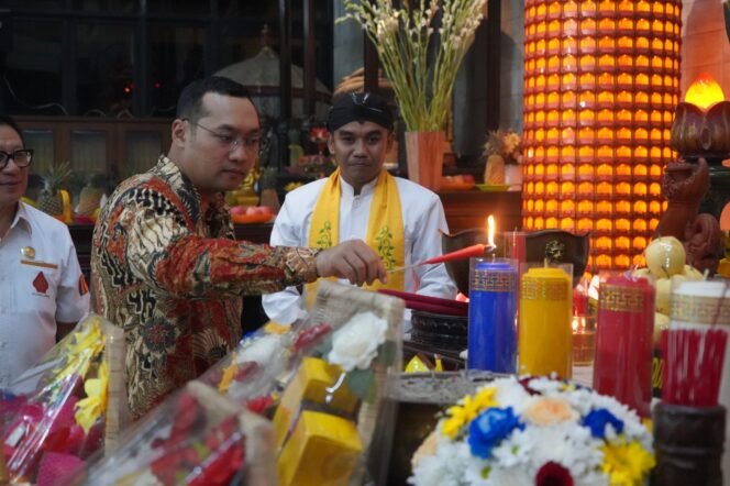 
					Ratusan Umat Buddha Peringati Waisak di Maha Vihara Majapahit, Wabup Mojokerto Ajak Refleksi Nilai Kebajikan