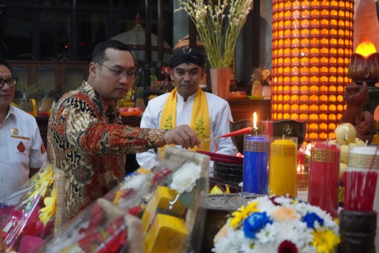 Ratusan Umat Buddha Peringati Waisak di Maha Vihara Majapahit, Wabup Mojokerto Ajak Refleksi Nilai Kebajikan