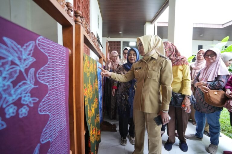Pemkot Mojokerto Gelar Pelatihan Membatik untuk Ibu-Ibu Karang Werda, Wujudkan Usulan Musrenbang Jadi Aksi Nyata