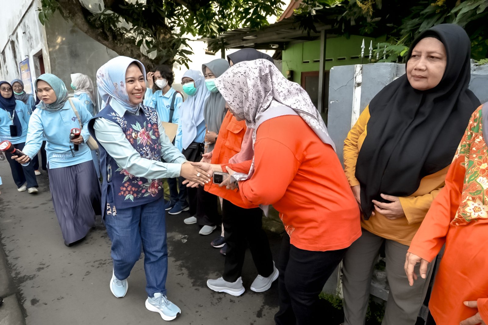 Turun Langsung ke Penarip Gang 2, Ning Ita Tekankan Budaya Kerja Bakti dan PHBS untuk Cegah DBD