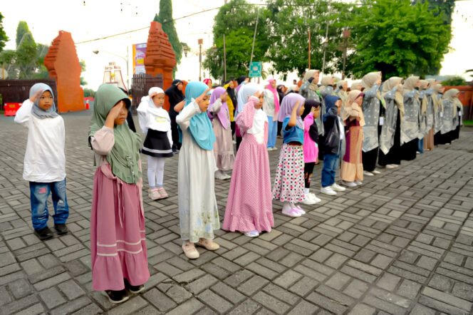 
					Dukung Kreativitas Sejak Dini, Wali Kota Mojokerto Lepas Kontingen PAUD ke Ajang Provinsi: Siapkan Generasi Emas 2045