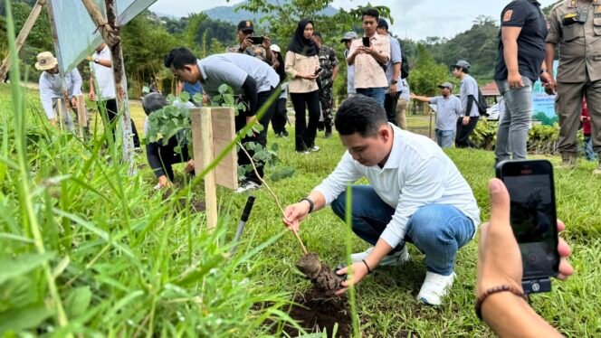 
					Bupati Mojokerto Apresiasi CSR PT SAI: Tanam 2.000 Pohon Demi Kelestarian Lingkungan Trawas