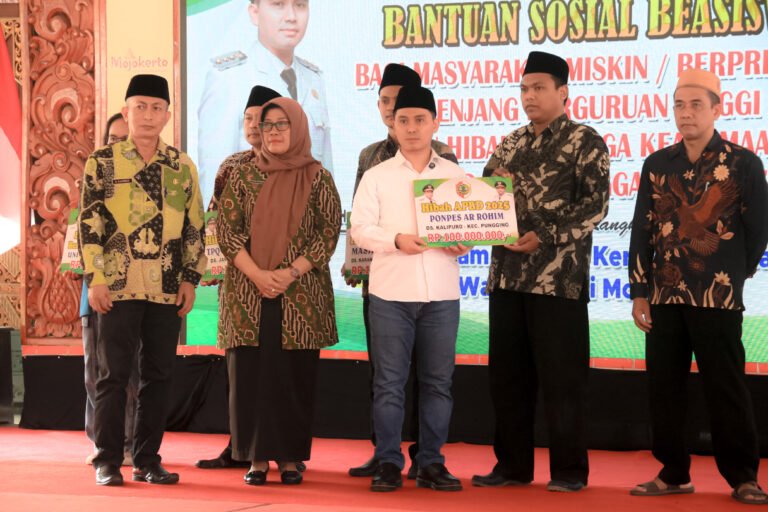 Bantu Mahasiswa Miskin Berprestasi, Gus Bupati Mojokerto Salurkan Beasiswa Rp390 Juta: “Kecerdasan Tak Mengenal Latar Belakang”