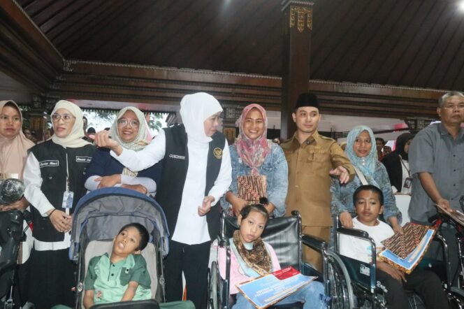 
					Gubernur Khofifah Serahkan Sembilan Jenis Bantuan Sosial di Mojokerto, Gus Bupati: Negara Hadir untuk Warga yang Membutuhkan