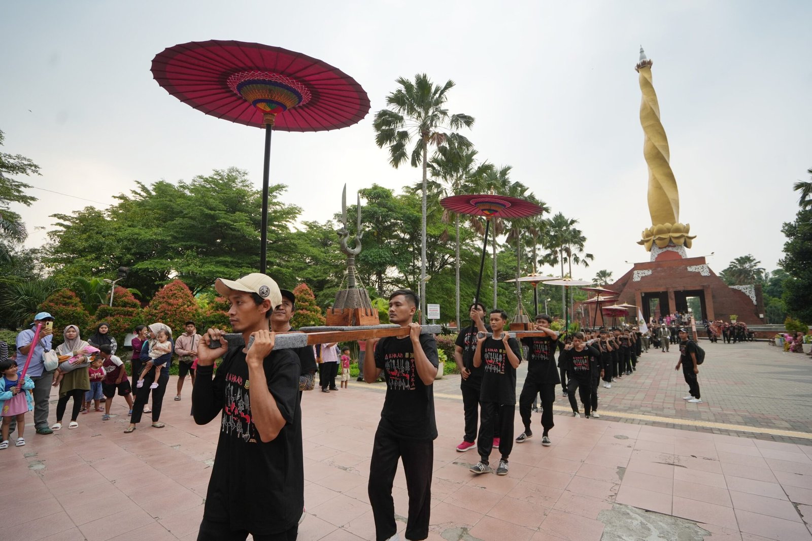 Kirab Pataka HUT ke-107 Kota Mojokerto, Ning Ita: Simbol Semangat, Amanah Budaya, dan Kehormatan Sejarah