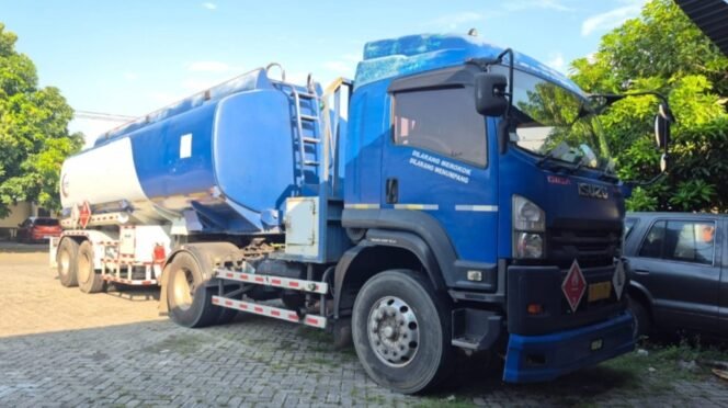 
					Disinyalir Milik PT. Sean Bumi Indo, Tangki Transportir PT. Adiguna Lintas Perkasa yang Salahgunakan BBM Dicokok Polres Probolinggo