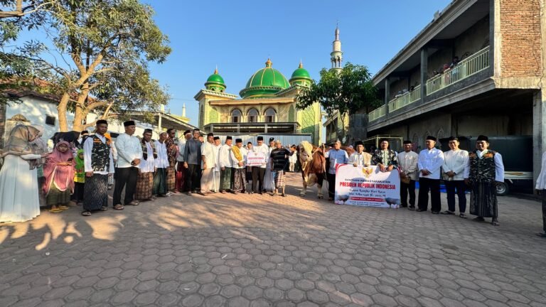 Idul Adha di Mojokerto, Wabup Rizal Salat Bersama Warga dan Serahkan Sapi Kurban dari Presiden Prabowo