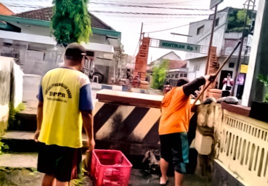 DPUPR Perkim Kota Mojokerto Gencarkan Pembersihan Saluran Air di Permukiman Padat, Cegah Banjir dan Genangan