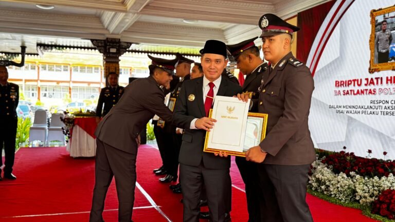 Hari Bhayangkara ke-79, Bupati Mojokerto Beri Penghargaan kepada Polisi Berprestasi