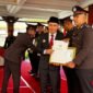 Hari Bhayangkara ke-79, Bupati Mojokerto Beri Penghargaan kepada Polisi Berprestasi