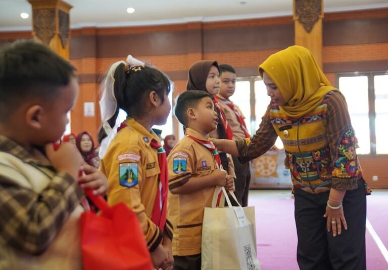 Pemkot Mojokerto Bagikan Perlengkapan Sekolah Gratis bagi Siswa Baru: Komitmen Wujudkan Akses Pendidikan Merata dan Berkualitas