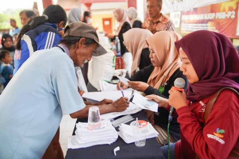 Ribuan Warga Kota Mojokerto Terima Bantuan Beras, Wali Kota Ning Ita Tinjau Penyaluran di Kelurahan Prajuritkulon