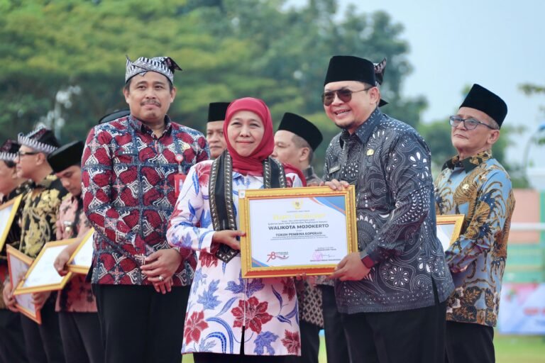 Wali Kota Mojokerto Raih Penghargaan Tokoh Pembina Koperasi dari Gubernur Jawa Timur