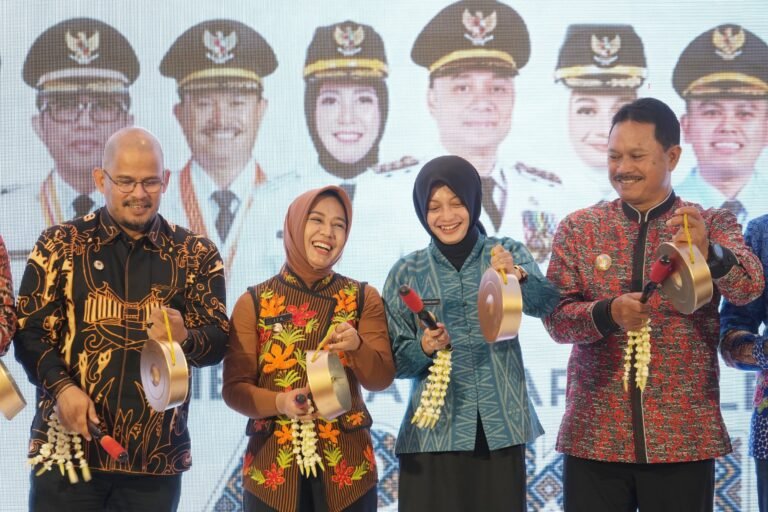 Wali Kota Mojokerto Serahkan Estafet Kepemimpinan APEKSI Komwil IV kepada Wali Kota Malang