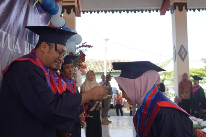 
					Wisuda 99 Orang Tua Hebat di Jetis, Wabup Mojokerto Tegaskan Pola Asuh Kunci Generasi Bebas Stunting