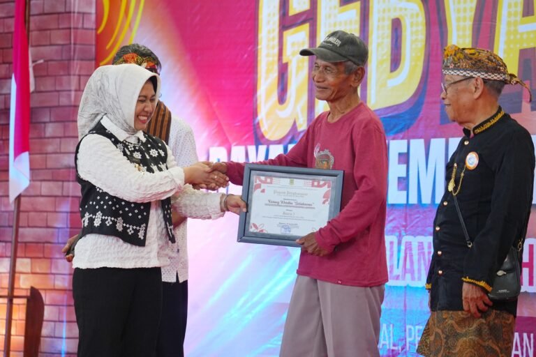 Semangat Tak Pernah Pensiun, Lansia Mojokerto Meriahkan HUT ke-80 RI di GOR Seni Majapahit