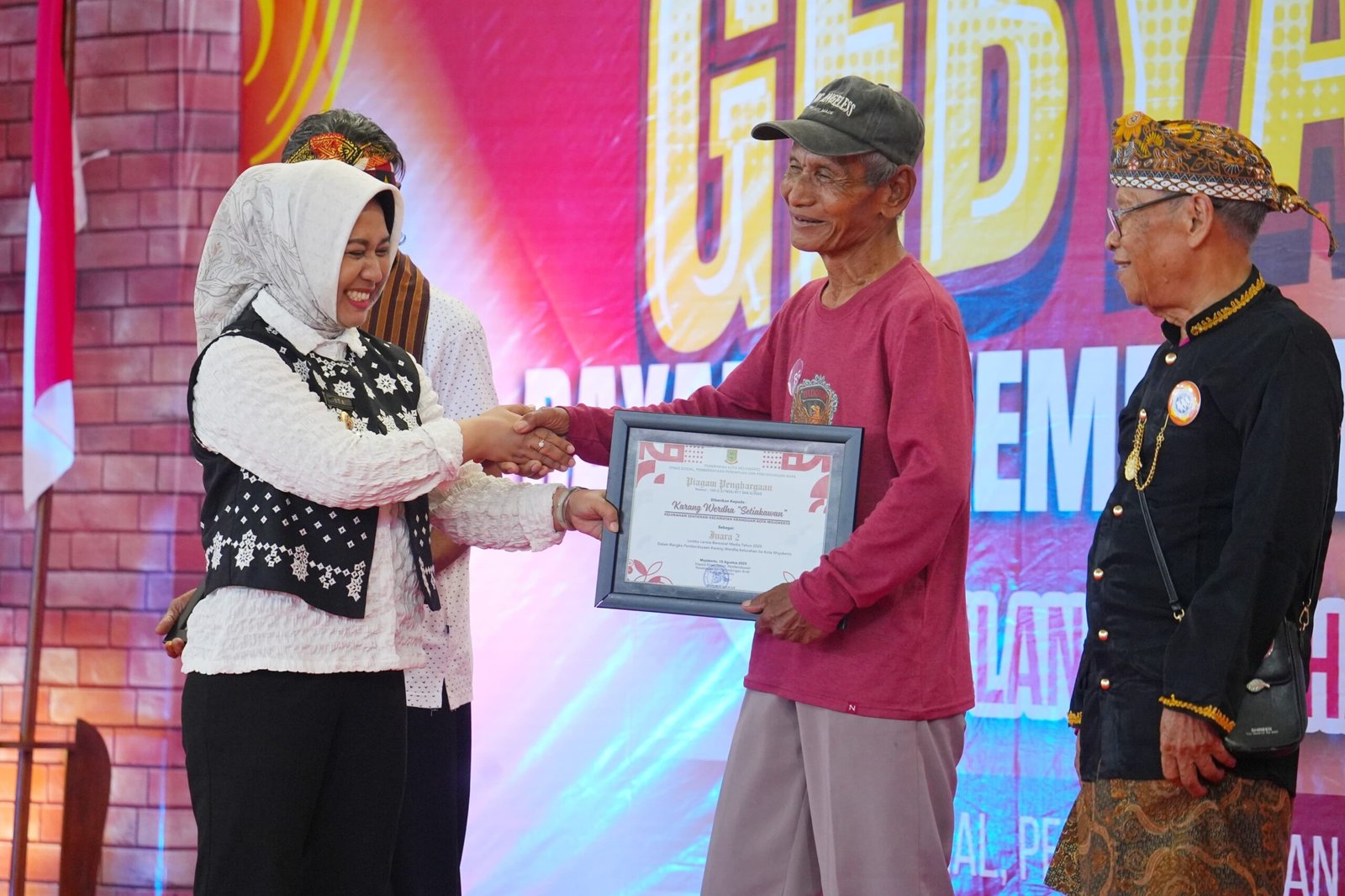 Semangat Tak Pernah Pensiun, Lansia Mojokerto Meriahkan HUT ke-80 RI di GOR Seni Majapahit