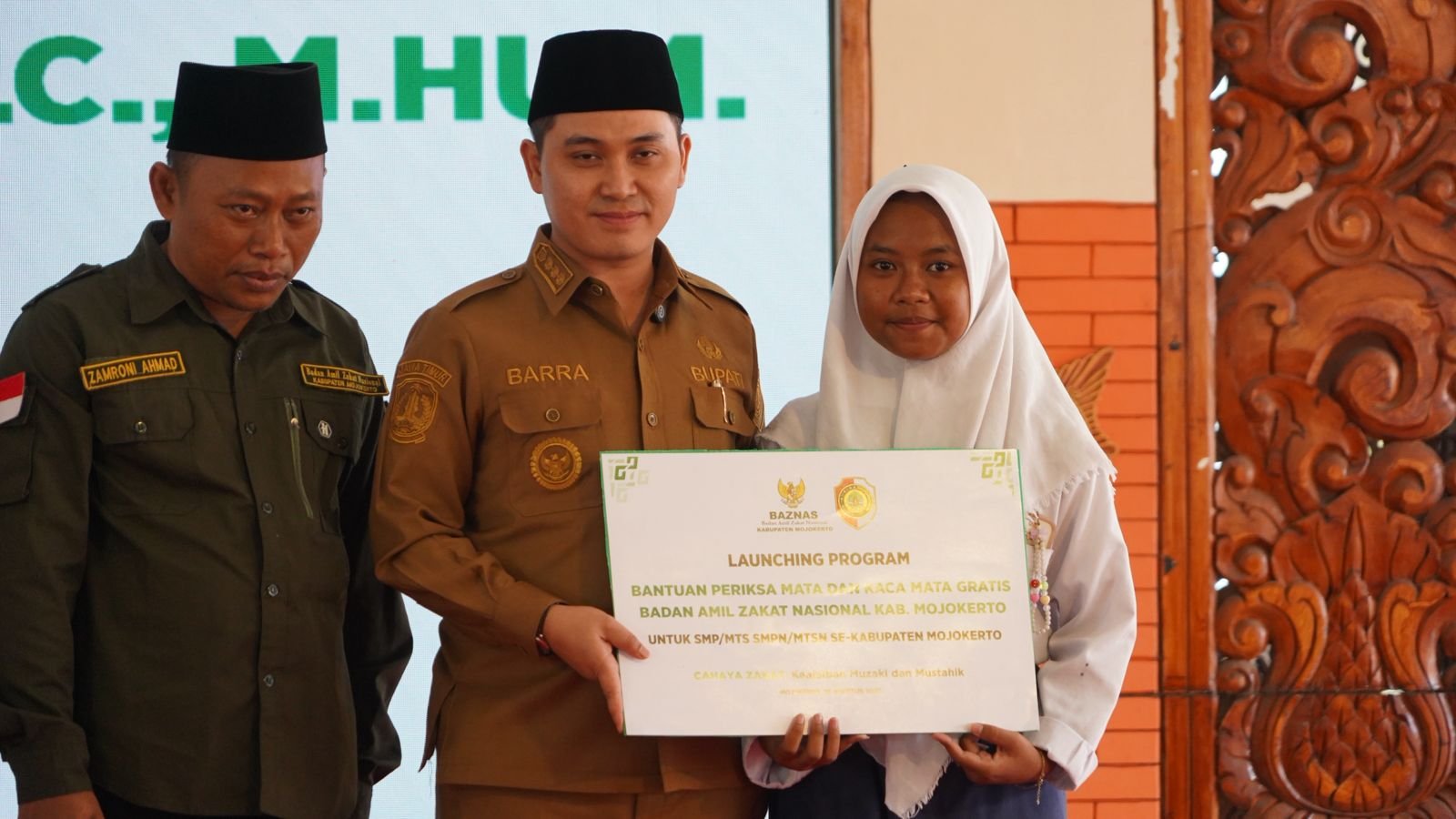 200 Siswa Mojokerto Akhirnya Terima Ijazah, Bupati Albarra: Pendidikan adalah Kunci Masa Depan