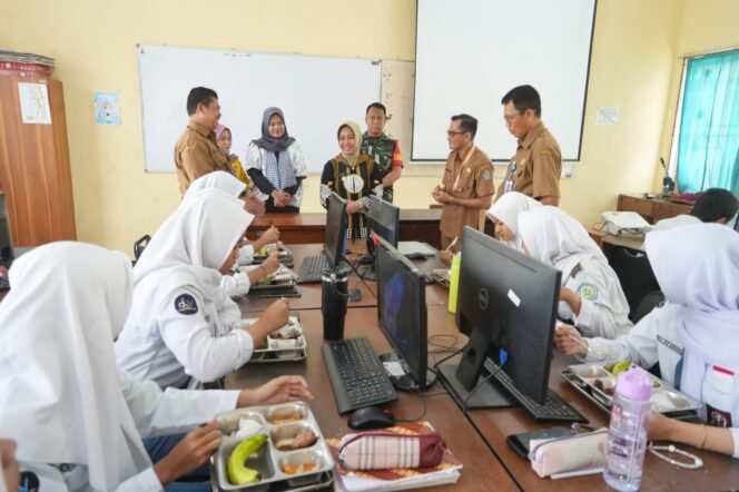 
					Pastikan Menu Sehat dan Tepat Waktu, Wali Kota Mojokerto Tinjau Distribusi MBG di Sekolah