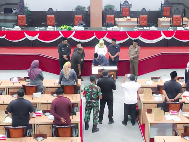 DPRD Mojokerto Sahkan Perda BPR Majatama, Bupati: Komitmen Wujudkan BUMD Profesional dan Berdaya Saing