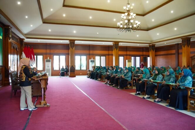 
					Wali Kota Mojokerto Dorong UP2K PKK Fokus Berdayakan Kepala Keluarga Perempuan