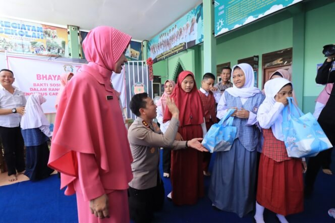 
					Sambut HKGB ke-73, Bhayangkari Bojonegoro Gelar Bakti Sosial di SLB Putra Harapan