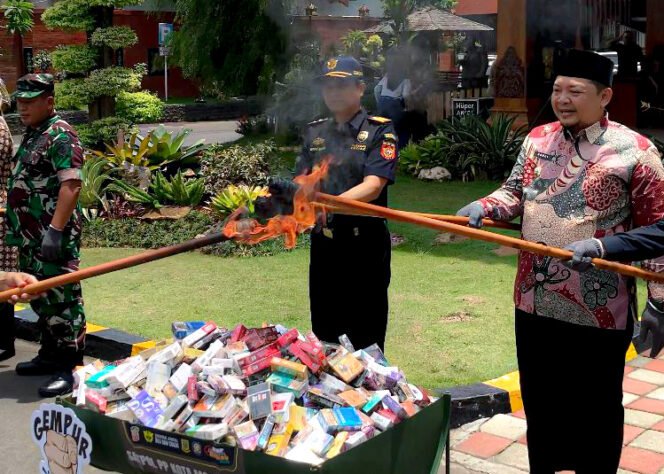 
					Pemkot Mojokerto dan Bea Cukai Musnahkan 4,9 Juta Batang Rokok Ilegal: “Ini Musuh Bersama Kita Semua”