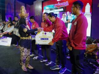 Festival Pemuda 2025, Ning Ita Serahkan Beasiswa dan Bonus bagi Pemuda serta Atlet Berprestasi