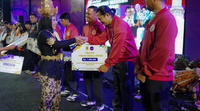 Festival Pemuda 2025, Ning Ita Serahkan Beasiswa dan Bonus bagi Pemuda serta Atlet Berprestasi