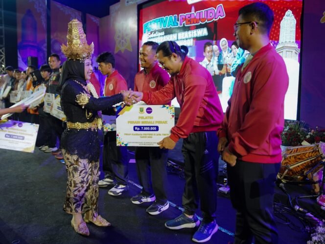 Festival Pemuda 2025, Ning Ita Serahkan Beasiswa dan Bonus bagi Pemuda serta Atlet Berprestasi
