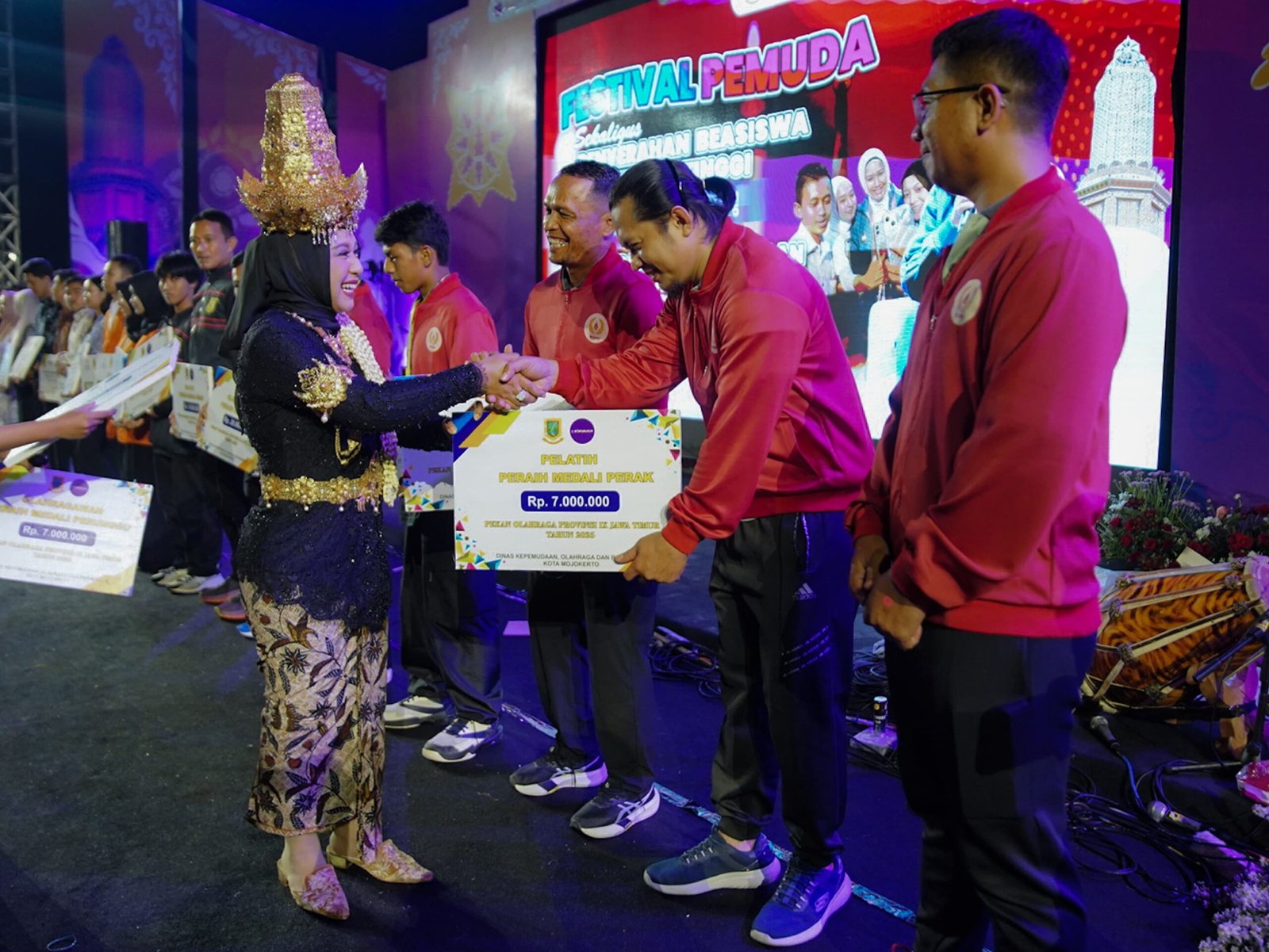 Festival Pemuda 2025, Ning Ita Serahkan Beasiswa dan Bonus bagi Pemuda serta Atlet Berprestasi