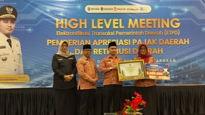 
					Pemkab Mojokerto Berikan Apresiasi Wajib Pajak & Perangkat Daerah Dalam Upaya Perkuat PAD 