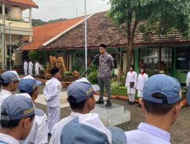 Ketua PWMR, Jayak Mardiansyah saat menjadi Pembina Upacara di SMKN 1 Sooko Mojokerto