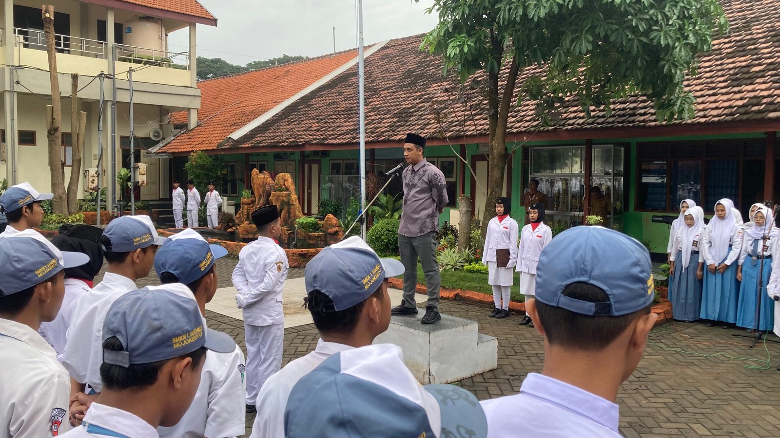 Harumkan Nama PWMR, Ketua PWMR Jadi Pembina Upacara dan Narasumber Seminar di SMKN 1 Sooko Mojokerto